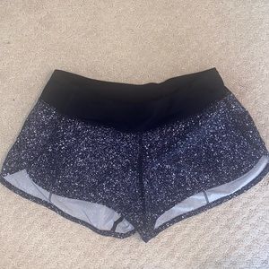 Lululemon Hotty hot 2.5 inch shorts - size 6